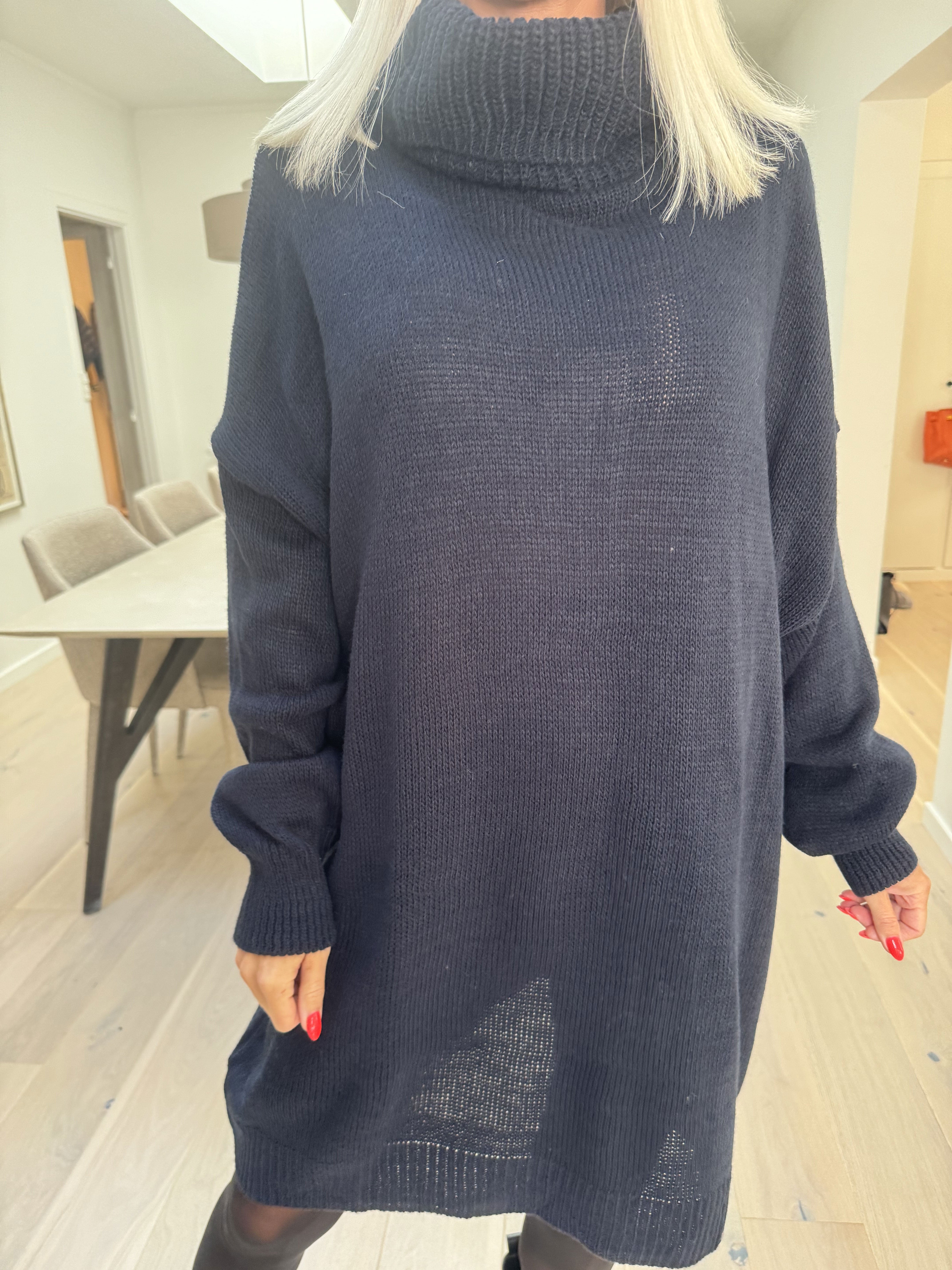 Blair - Ensfarvet strikkjole med turtleneck